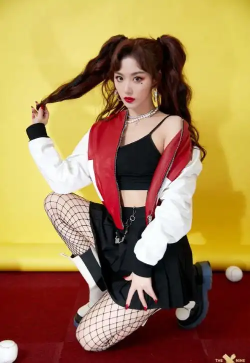 孔雪儿终于对渔网袜下手了,搭配儿童背心秀身材,蜂腰细腿贼撩人