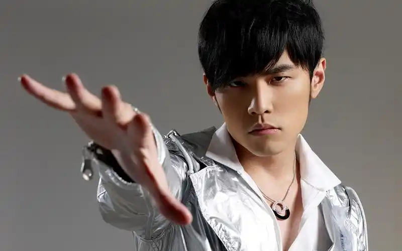 节目评委太自大?批评周杰伦唱歌咬字不清,还要教原唱歌手唱歌