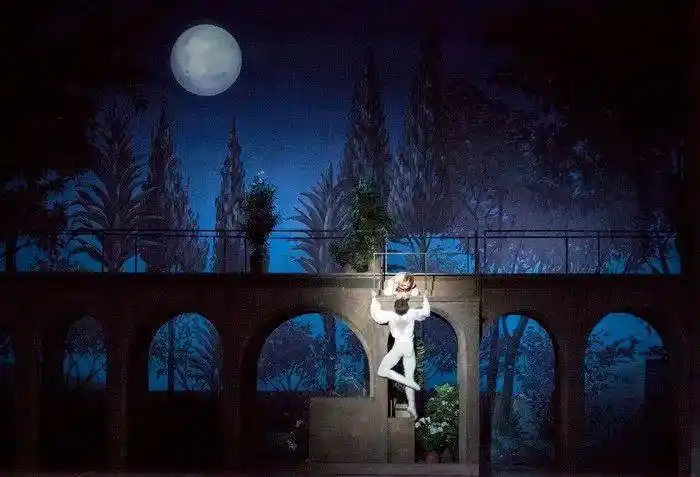 克兰科版的《罗密欧与朱丽叶》,  首演于 1962年,一经首演,好评如潮