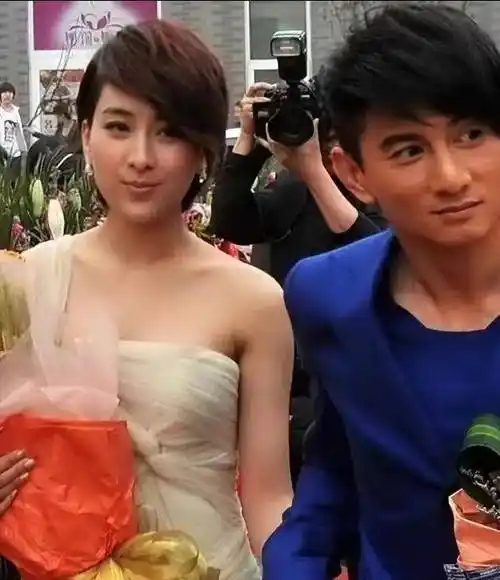 但真正让她事业走向巅峰的时候,还是在2012年,在这一年她和李小璐合作