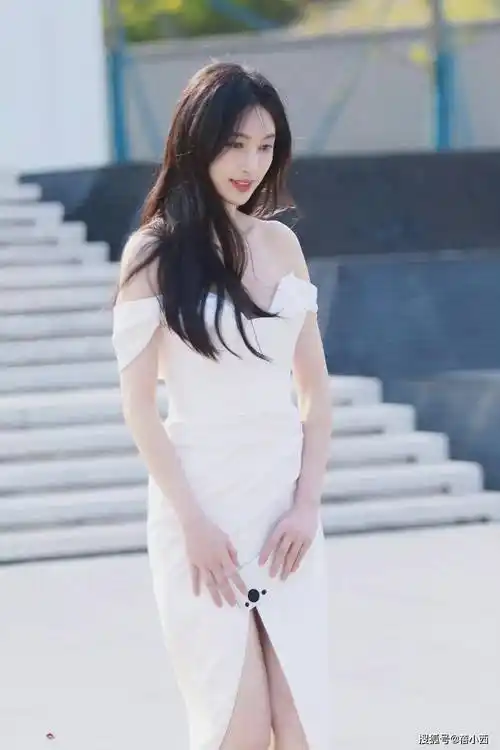 张俪穿上一条白色开叉连衣裙,秀出了她凹凸有致的身材-爱读书