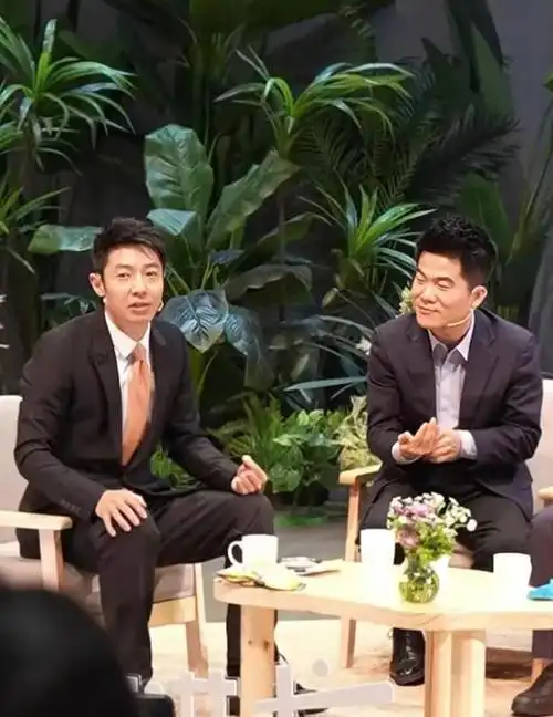 董宇辉和撒贝宁同台高学历才子相互碰撞网友不在一个层次