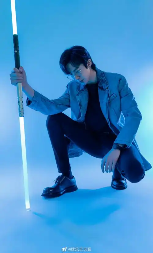 刘宇宁新剧《做自己的光》开机路透～__财经头条