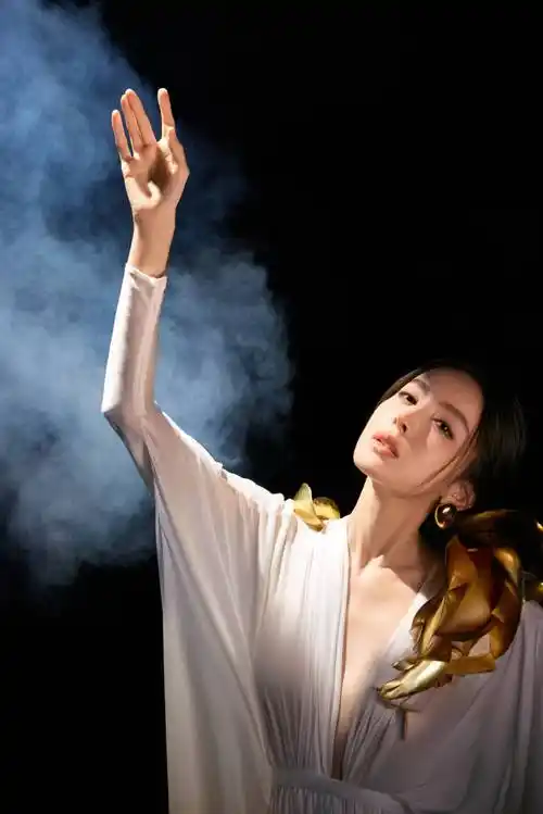 古力娜扎胆子太大了,穿白纱透视裙领口开到腰间,曲线隐现身材棒_造型