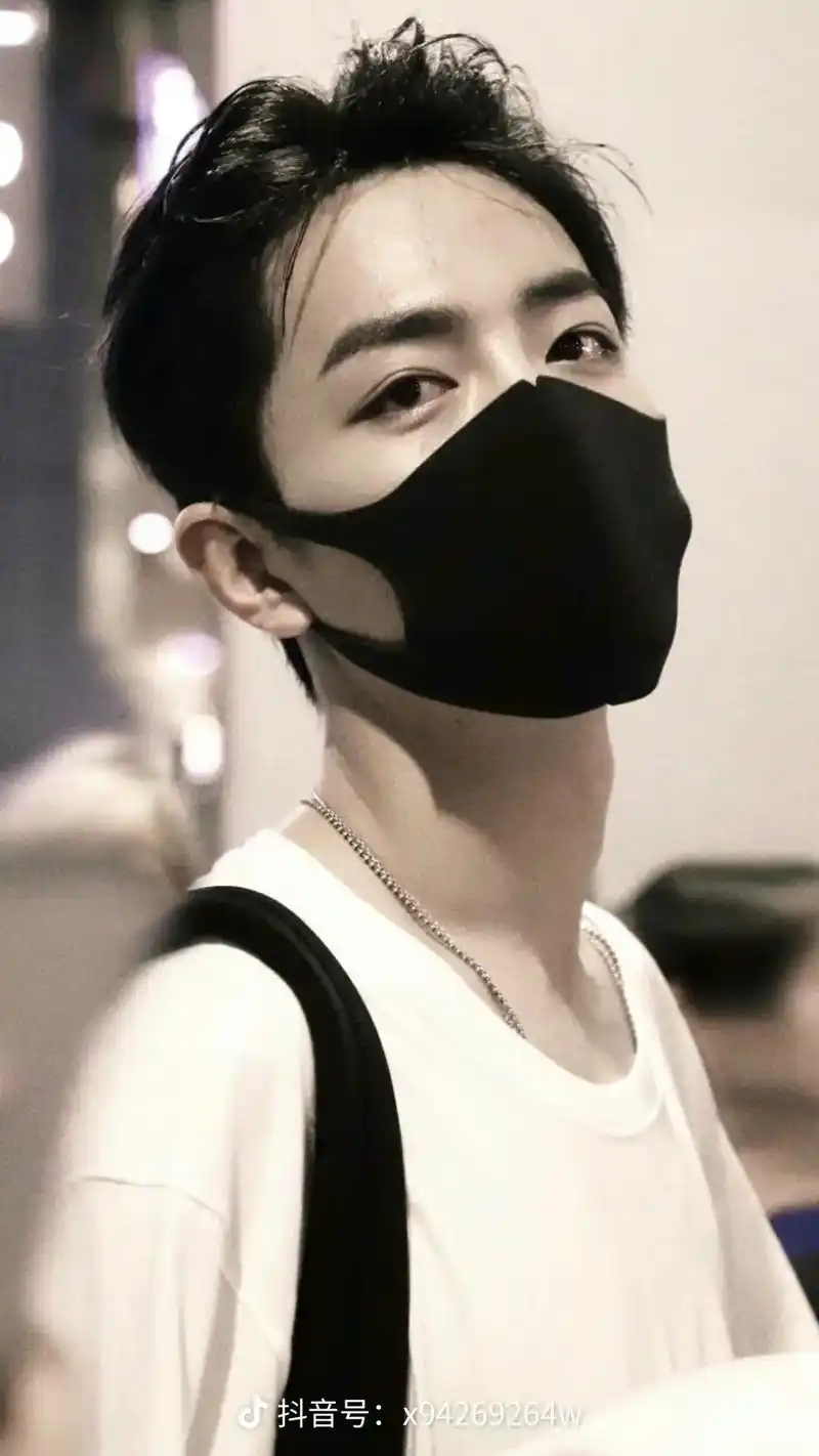 肖战  大背头 - 抖音