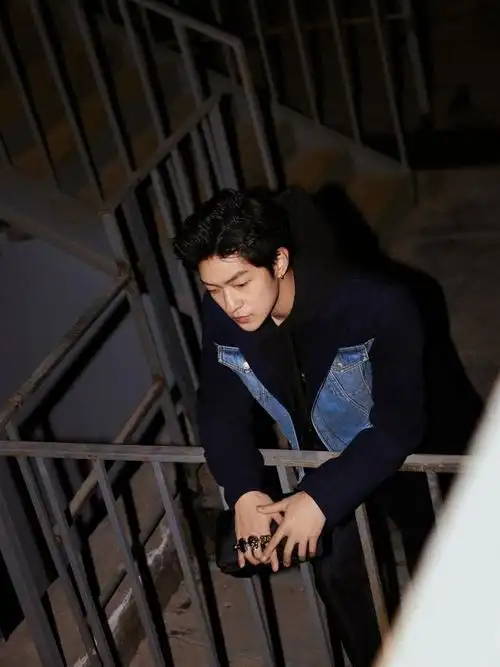 屈楚萧受邀前往巴黎出席alexandermcqueen2024秋冬发布秀