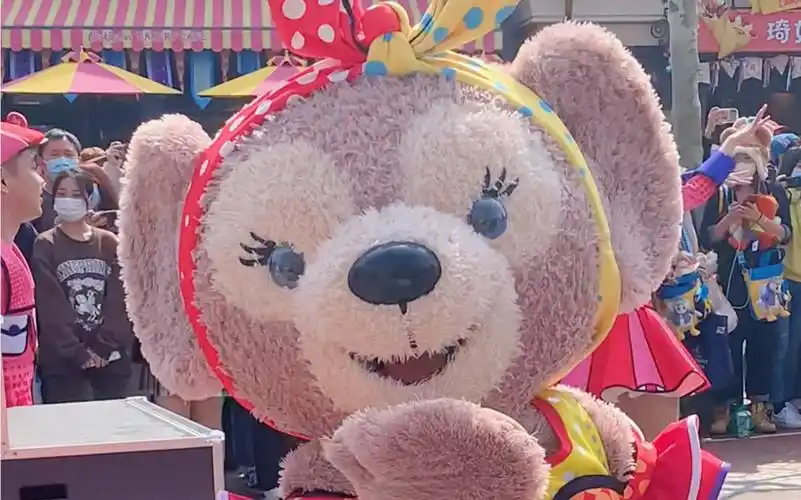 彩色庆典|阳光下的雪莉玫#上海迪士尼 #彩色庆典 #彩色庆典街头派对