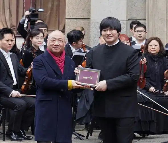 上海职业考试院史上首位首席客座指挥上海歌剧院指挥家李心草父亲是谁