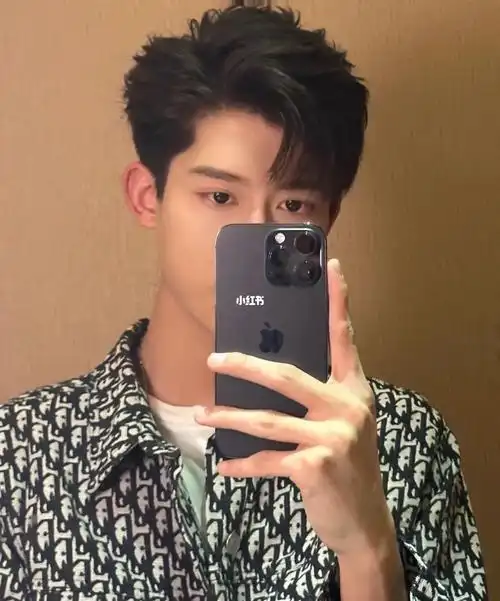 男生发型推荐 王嘉尔同款港风测背三七分