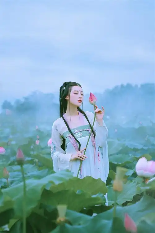 婉丽温雅的古装美女图片