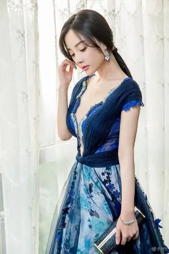 高清:李小璐深v裙开到肚脐 肤白貌美气质优雅