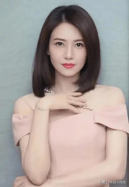 第三款发型就是不少的女艺人都会选择到蓬松内扣锁骨发,这一款发型的