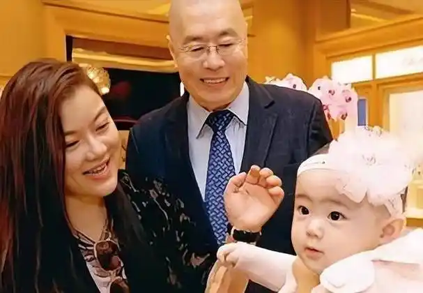 刘诗昆如今的一家三口谢贤:老爹泡妞,儿子买单2020年,谢霆锋的老爹