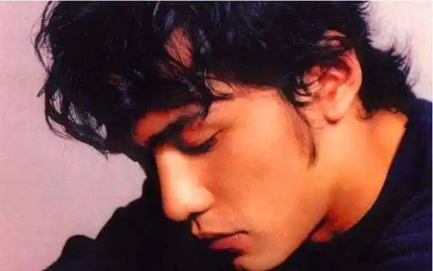 再看现在的周杰伦,跟年轻青涩时期比,已经是中年大叔的形象了,周杰伦