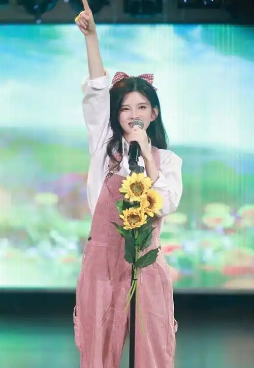 snh48林思意入团八年毕业公演纱裙造型仙气飘飘_队伍_剧场_脑海