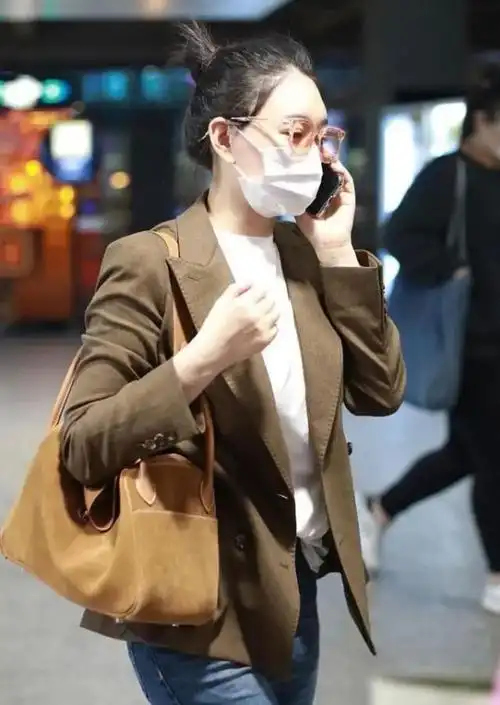 李小冉机场生图美出圈西装配牛仔裤减龄又显腿长