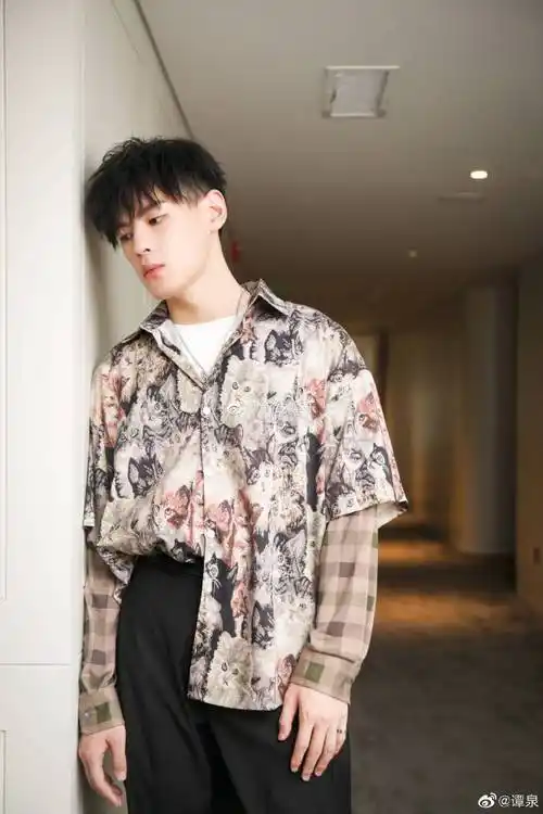 撒野#耽改剧《撒野》改名《左肩有你》,此前据爆料称朱致灵和谭泉将