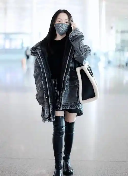 张靓颖为秀腿长,学00后拿毒汁靴当裤穿,却因腿太细掉成堆堆靴