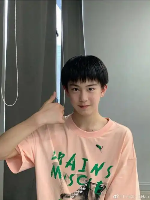 小学生长得这么勾人啊啊啊锁骨上还有两颗痣救命好瑟瑟#王浩  #tf家族