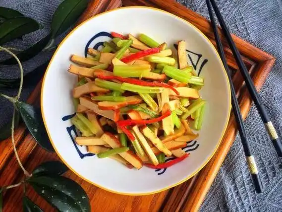 香干炒芹菜的做法步骤(香干炒芹菜的最正宗做法大全)