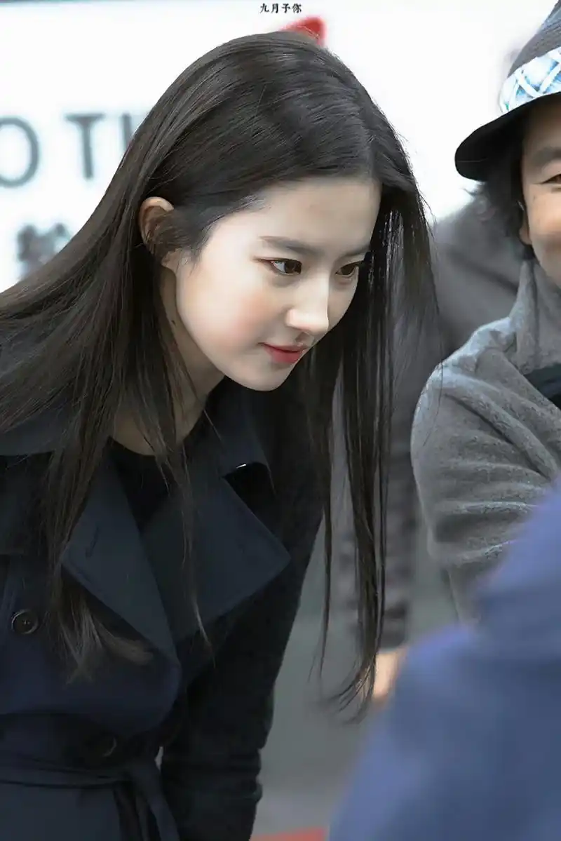 秋天到了,又到了穿风衣的季节了,刘亦菲这样172身高穿太合适了,不会