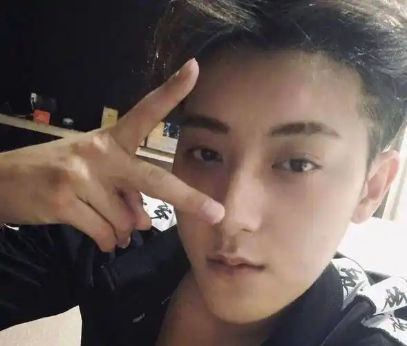 黄子韬曾在《真正男子汉》打电话给爸爸,黄爸爸一开始没听出儿子的