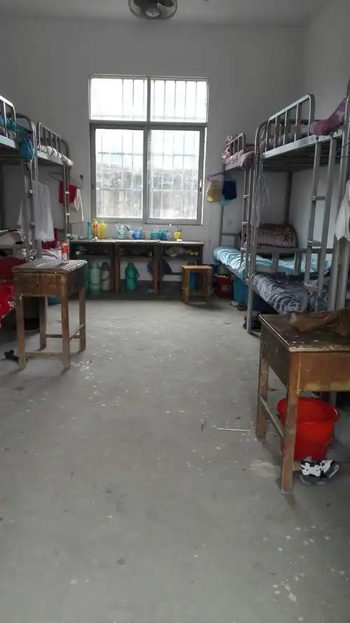 101寝室摆放乱,地面脏,气味难闻.(建议班主任即刻整治)