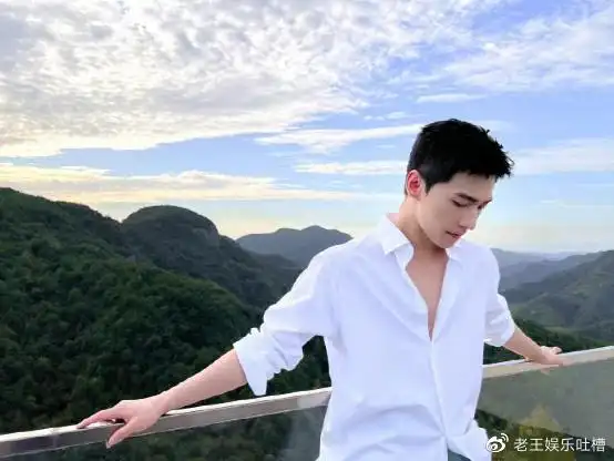 同是军艺校草,杨洋成顶流,沙溢和沈腾受欢迎,唯独他太低调被遗忘