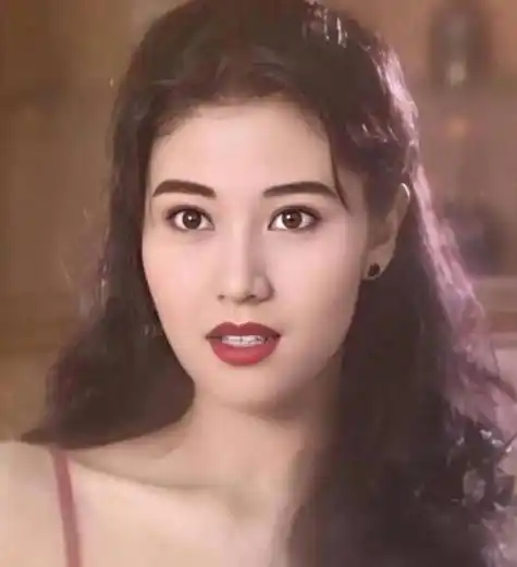 李嘉欣年轻时的颜值争议高颧骨厚嘴唇是真是假