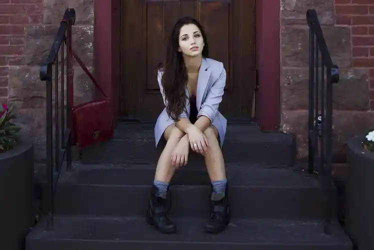 女人emilyrudd黑发女郎手忙脚乱旁观者性感坐着whitec