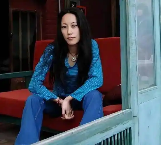 把两位前婆婆当成亲妈,帮助情敌女儿出道,王菲的格局不一般_窦唯名