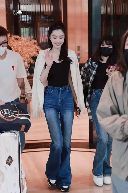 宋轶带火了"简约显贵"穿搭:黑色短外套 牛仔裤,高级又洋气