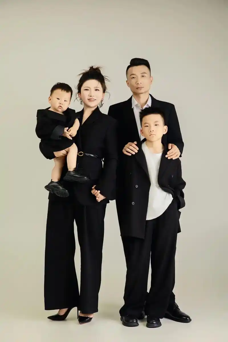 两儿子一家四口全家福 结婚十一年 拥有两个好大儿96