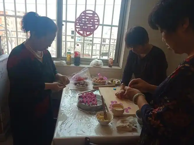 喜字饺子还在继续书写中