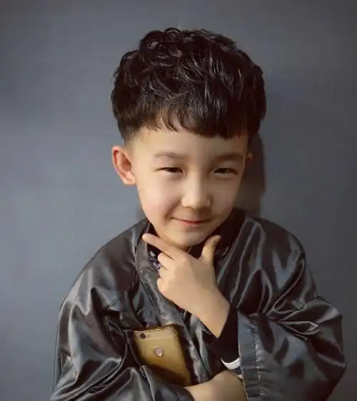 小孩可是剪平头吗 适合小男孩的改良版平头发型图片