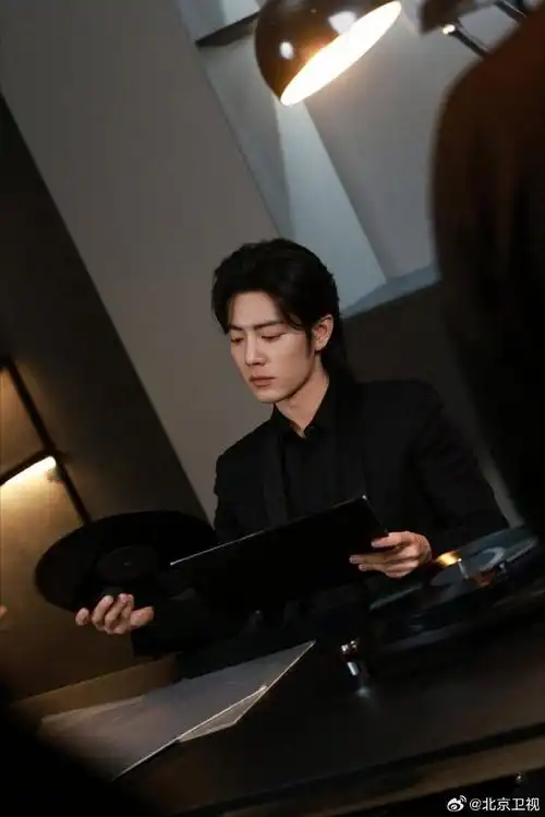 肖战全黑色系穿搭