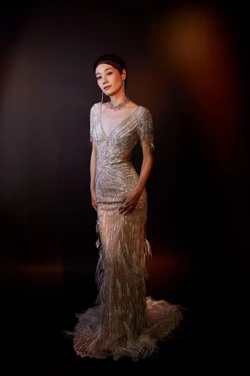 马伊琍亮相金鸡奖闭幕式 复古羽毛长裙展优雅气质__凤凰网