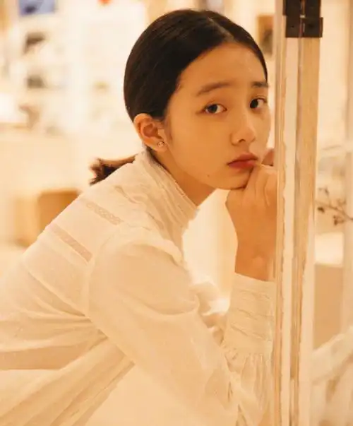 黄多多被质疑"早熟"后,穿无痕裤凹造型,才14岁身材就不输老妈孙莉