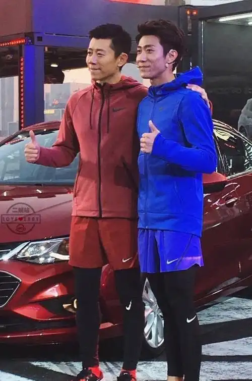 两人合照像吗?下面这张是夏雨.先看一下张一山.