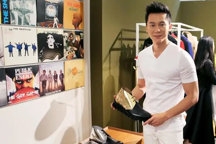 李晨男装周 化作白衣男神在米兰_时尚明星_新时代模特学校 | 新时代