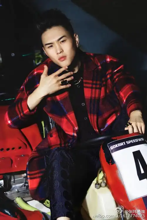 污好声音张玮手放裆部紧握异物诱粉丝