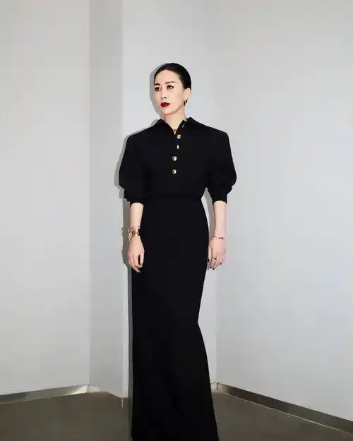 55岁那英穿黑丝秀美腿!化大浓妆气场全开,身材凹凸有致状态好