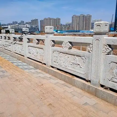 石材栏杆被多数的运用在如今的一些河堤,河道石材护栏,桥梁建筑中