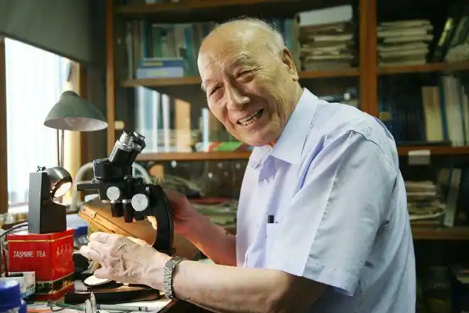 中共党员,1997年当选为中国科学院院士,是我国著名海洋生物学家和甲壳