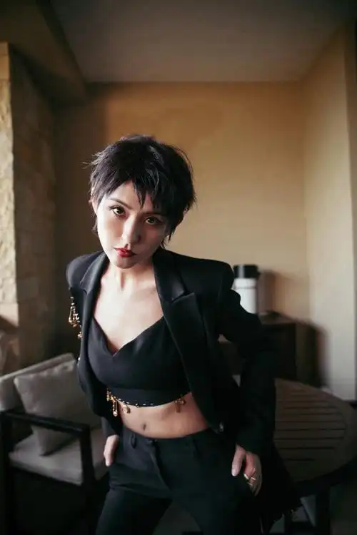 热依扎好飒#今天gq盛典的热依扎好飒,利落的短发,一身黑色套装,好a啊