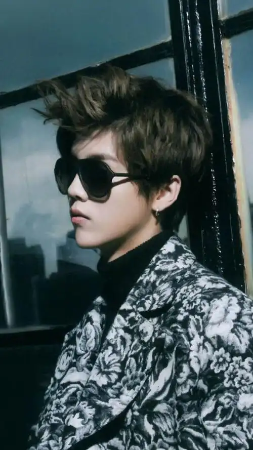 鹿晗眼镜杀来袭男人味十足北京爷们被迫营业