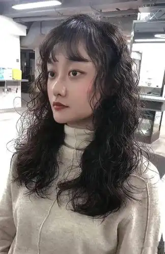 对于羊毛卷这款发型来说, 很对人的第一印象都是