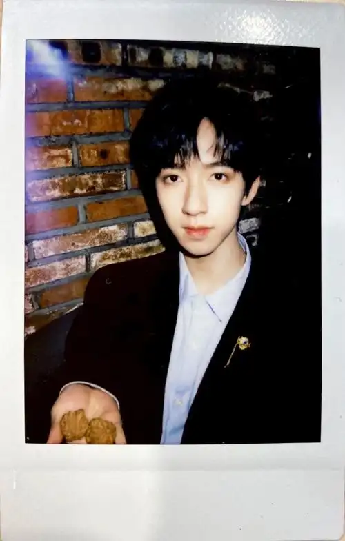 9215珍藏一些拍立得的神@时代少年团-贺峻霖-#贺峻霖 画报颜值