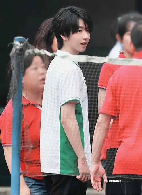 贺峻霖拍高中毕业照#考试结束后回学校拍毕业照的贺峻霖,穿着校服