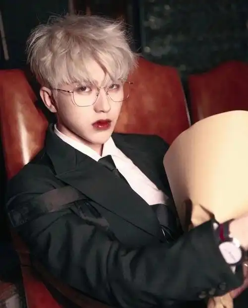 蔡徐坤晒胡渣自拍,这个角度真的没认出来,这颜值真的可以吗